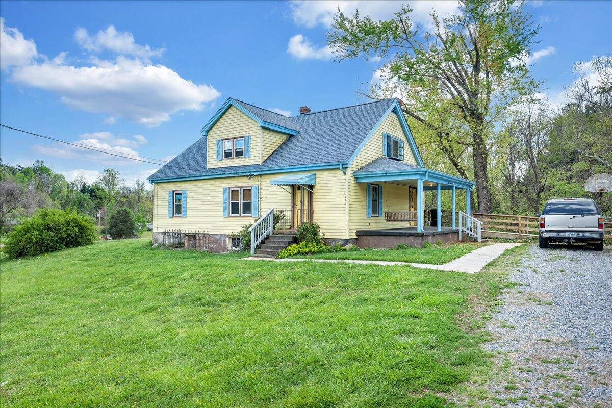 a view of a house with a backyard