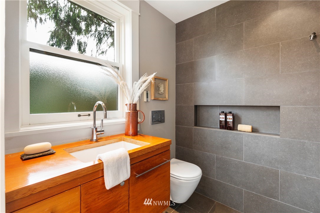 122 Madrona Place East Seattle, WA 98112 - Photo 23 of 36