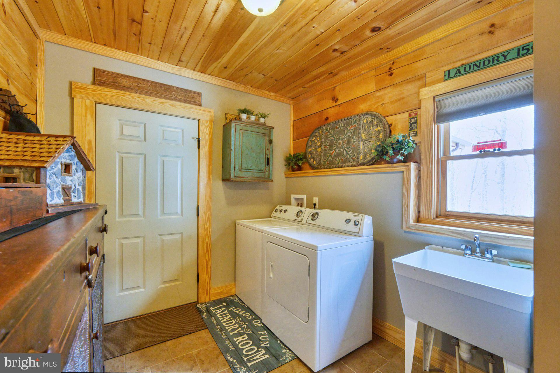 84 Cardinal Lane Boyce, VA 22620 - Photo 31 of 83 Laundry area and door to oversized garage