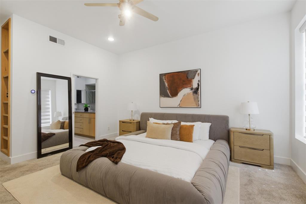 2111 Clark Street, Unit H Dallas, TX 75204 - Photo 8 of 37 a bedroom with a bed and lamp