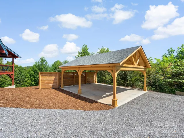 a view of a house with backyard and garden
