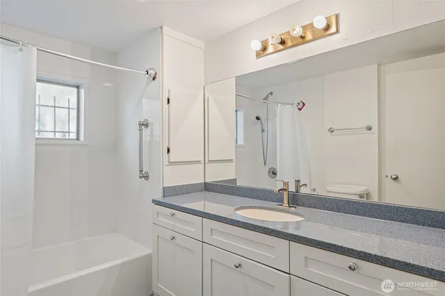 $3,850 | 6807 Aurora Avenue North, Seattle, WA 98103