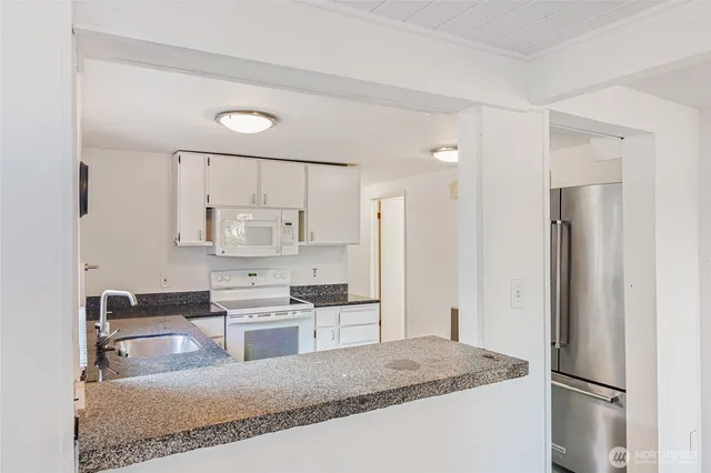 $3,850 | 6807 Aurora Avenue North, Seattle, WA 98103