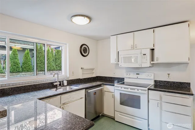 $3,850 | 6807 Aurora Avenue North, Seattle, WA 98103