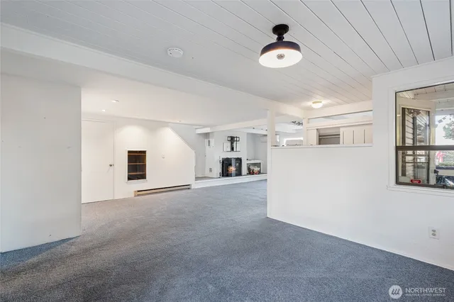 $3,850 | 6807 Aurora Avenue North, Seattle, WA 98103