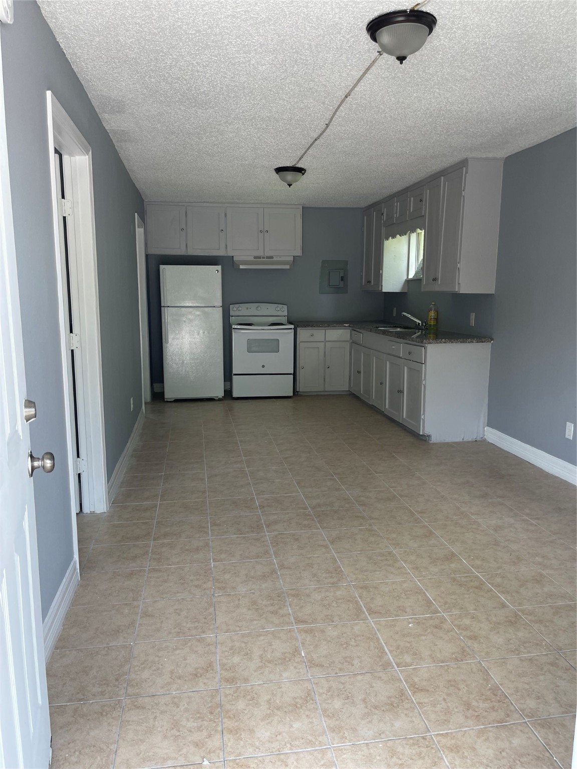 9211 North Green River Drive, Unit D Houston, TX 77078 - Photo 15 of 15 an empty room with windows and cabinet