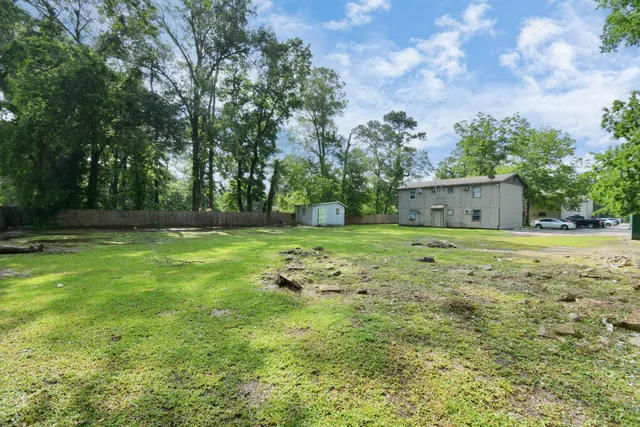 a view of a backyard