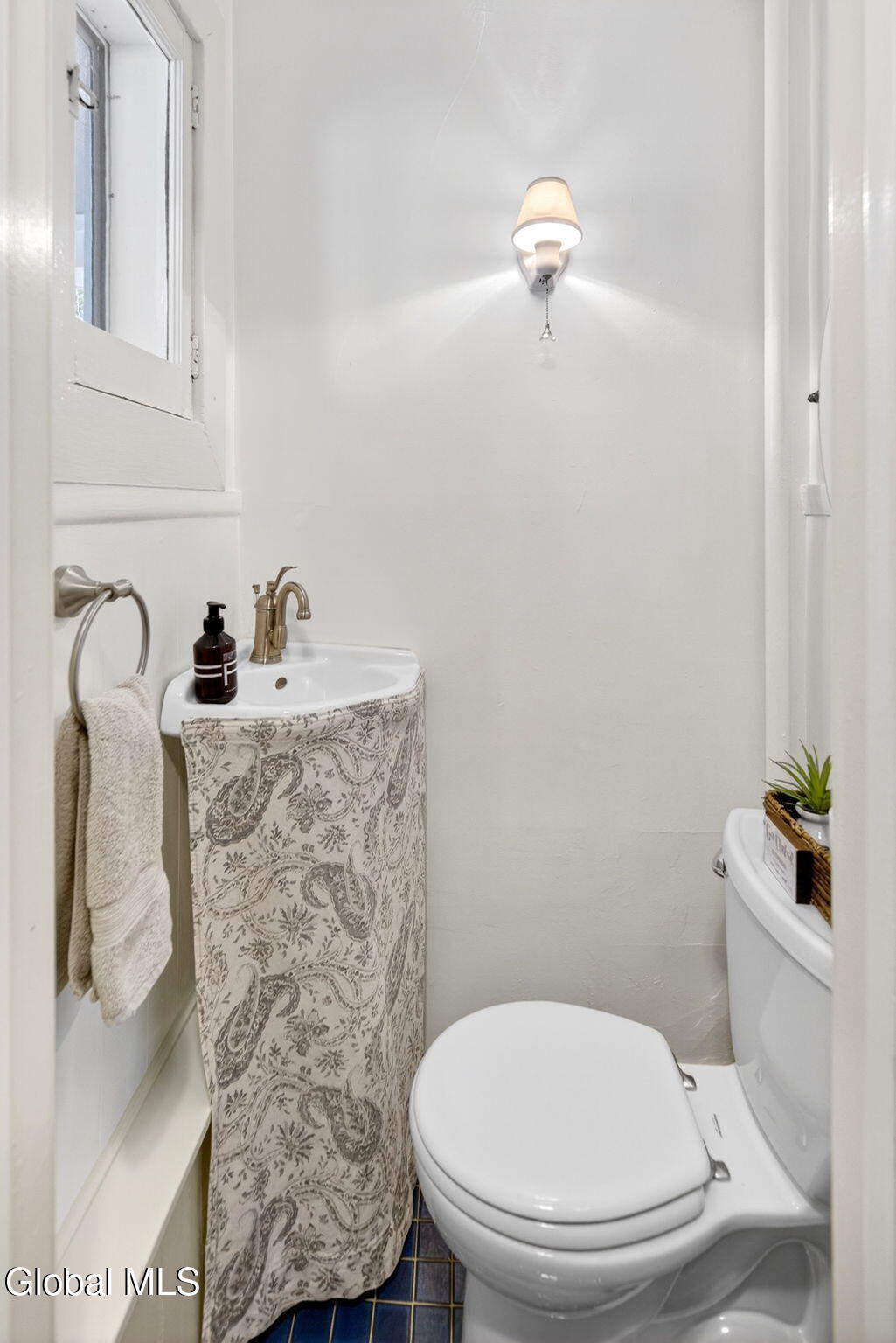 15 Irving Road Scotia, NY 12302 - Photo 11 of 27 powder room