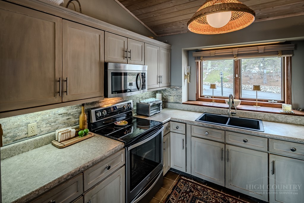 510 Elderberry Ridge Road, Unit B3 Beech Mountain, NC 28604 - Photo 16 of 26 Gallery Image 16