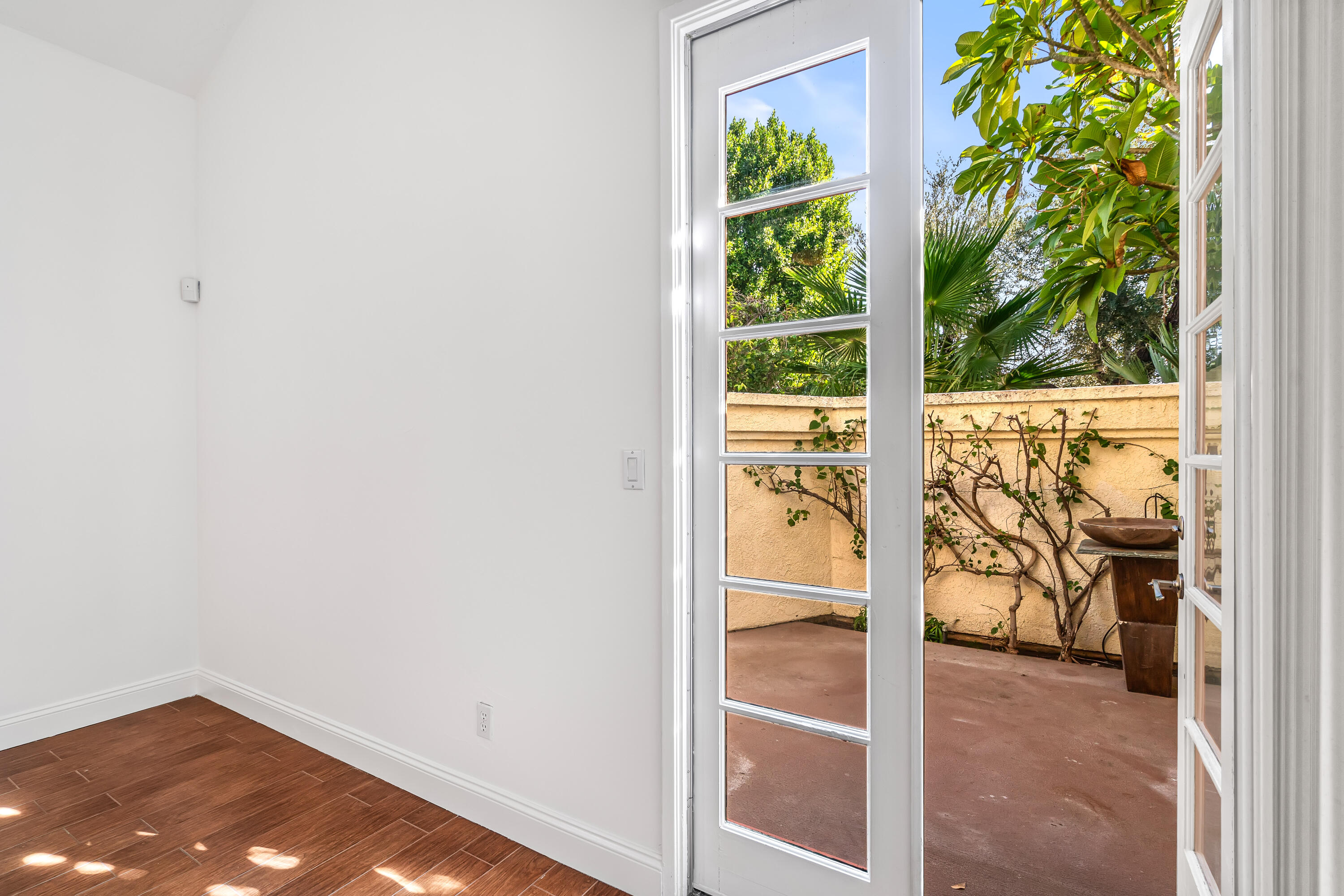 37 Santo Domingo Drive Rancho Mirage, CA 92270 - Photo 29 of 49 an empty room with wooden floor and windows