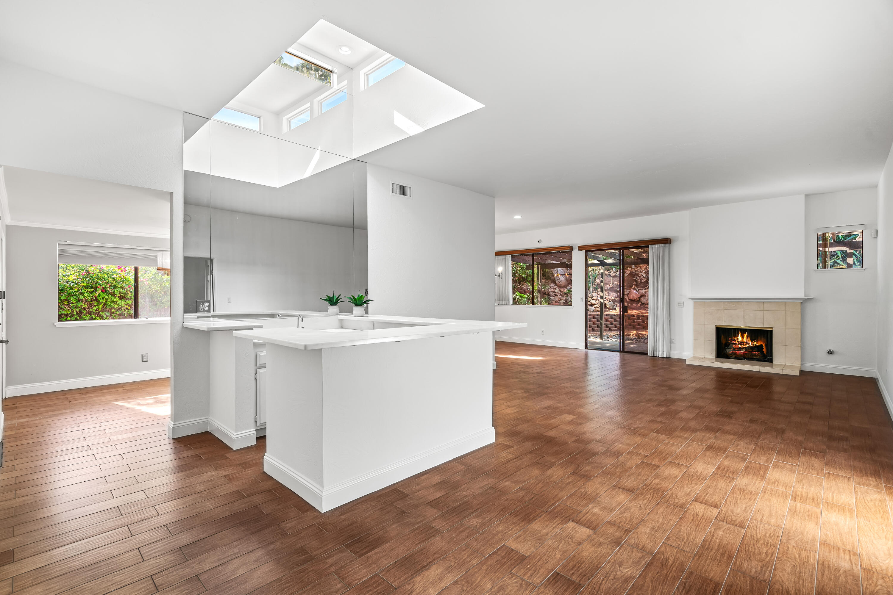 37 Santo Domingo Drive Rancho Mirage, CA 92270 - Photo 8 of 49 a view of kitchen with furniture and fireplace
