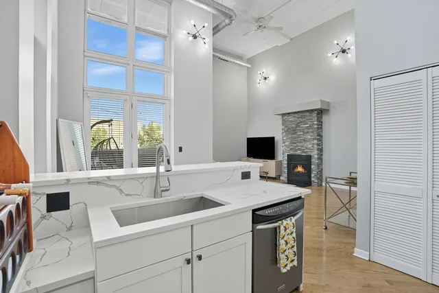 $405,000 | 3550 West Montrose Avenue, Unit 107, Chicago, IL 60618