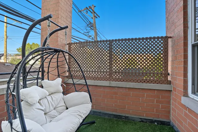 $405,000 | 3550 West Montrose Avenue, Unit 107, Chicago, IL 60618