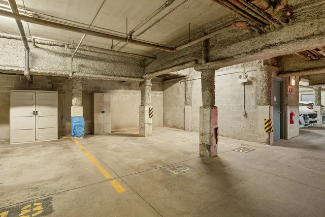 $405,000 | 3550 West Montrose Avenue, Unit 107, Chicago, IL 60618