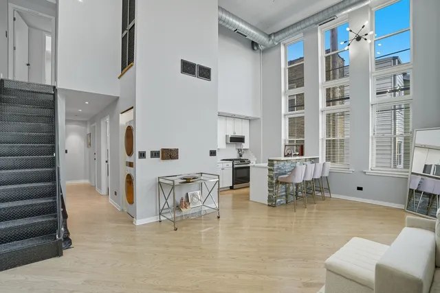 $405,000 | 3550 West Montrose Avenue, Unit 107, Chicago, IL 60618