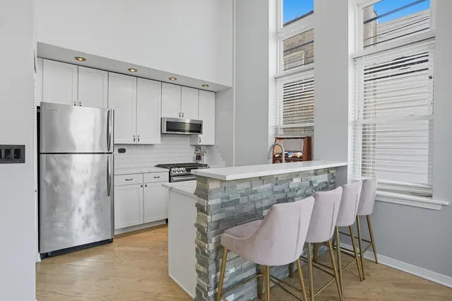 $405,000 | 3550 West Montrose Avenue, Unit 107, Chicago, IL 60618