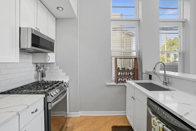 $405,000 | 3550 West Montrose Avenue, Unit 107, Chicago, IL 60618