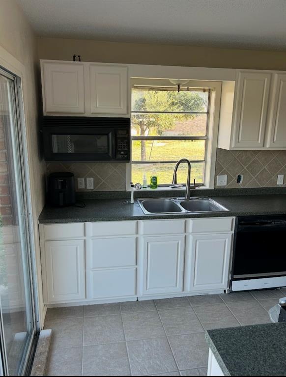 208 Lakeview Lane Temple, TX 76502 - Photo 11 of 18 Nice freshly painted kitchen cabinets