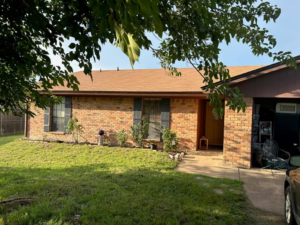 208 Lakeview Lane Temple, TX 76502 - Photo 2 of 18 Nice shaded front yard and privacy fence on one side of house.