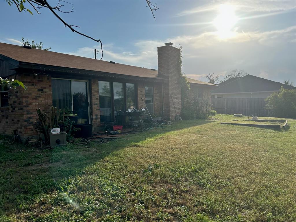 208 Lakeview Lane Temple, TX 76502 - Photo 3 of 18 View of back of house with large plate glass windows