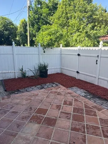a view of a backyard