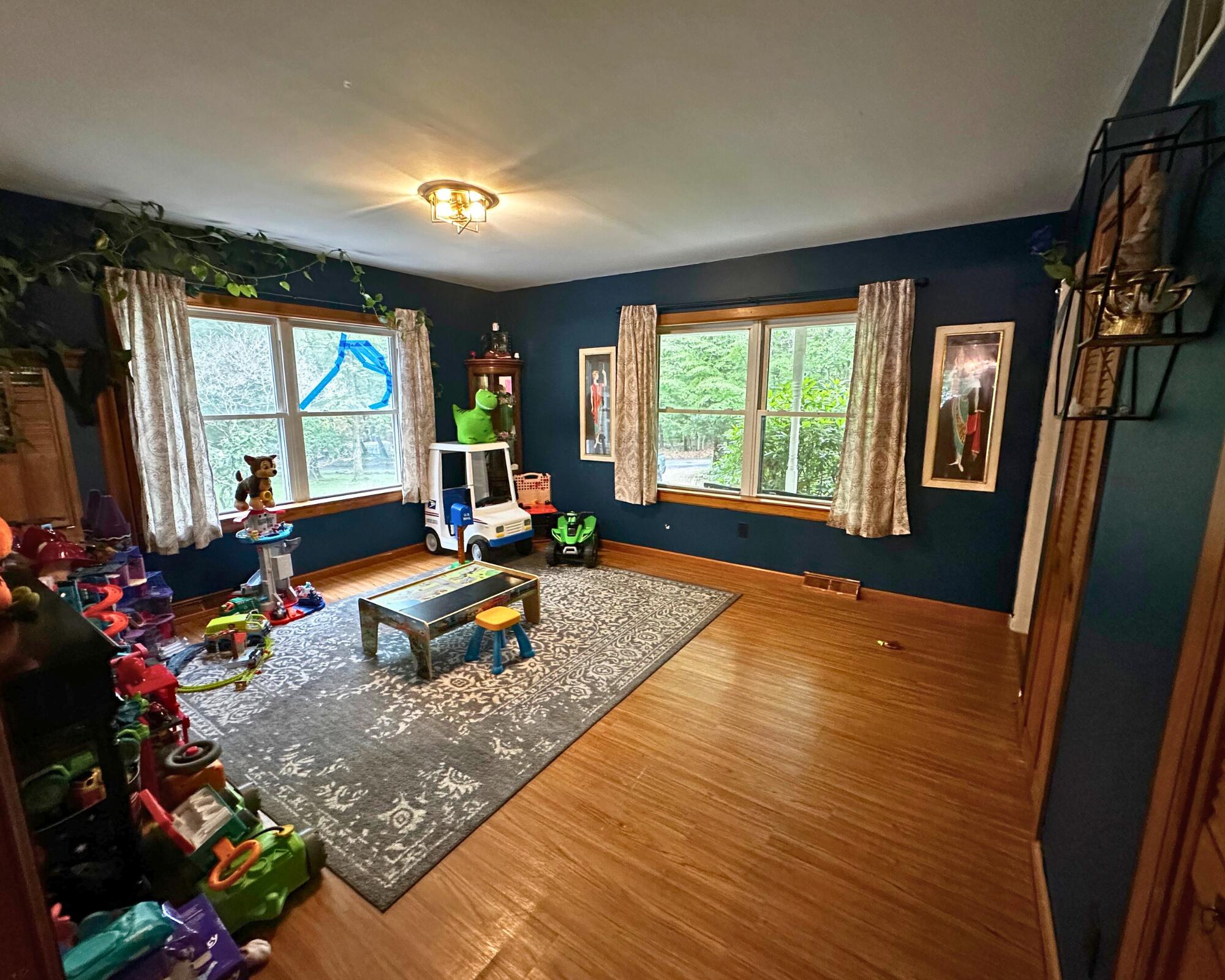 1701 Johns Road Effort, PA 18330 - Photo 10 of 27 Family Room