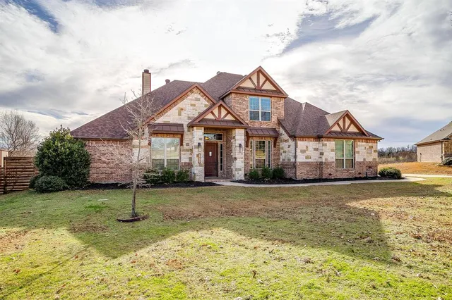 $699,999 | 195 Brook Hollow Lane, Weatherford, TX 76088