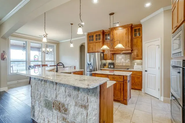 $699,999 | 195 Brook Hollow Lane, Weatherford, TX 76088