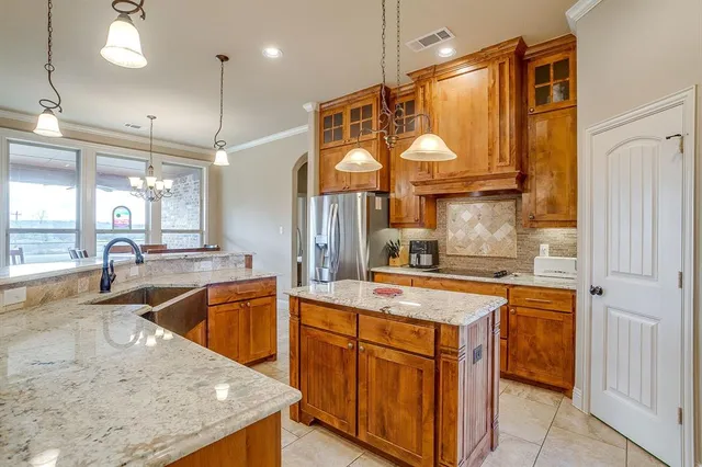 $699,999 | 195 Brook Hollow Lane, Weatherford, TX 76088