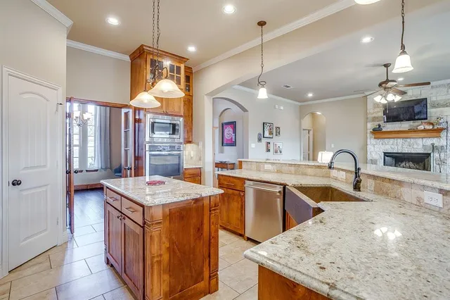 $699,999 | 195 Brook Hollow Lane, Weatherford, TX 76088