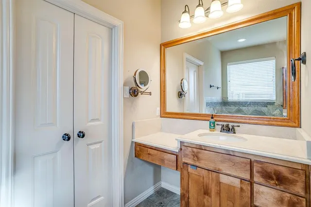 $699,999 | 195 Brook Hollow Lane, Weatherford, TX 76088