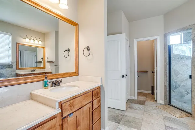 $699,999 | 195 Brook Hollow Lane, Weatherford, TX 76088