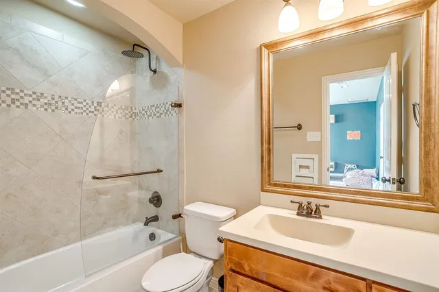 $699,999 | 195 Brook Hollow Lane, Weatherford, TX 76088