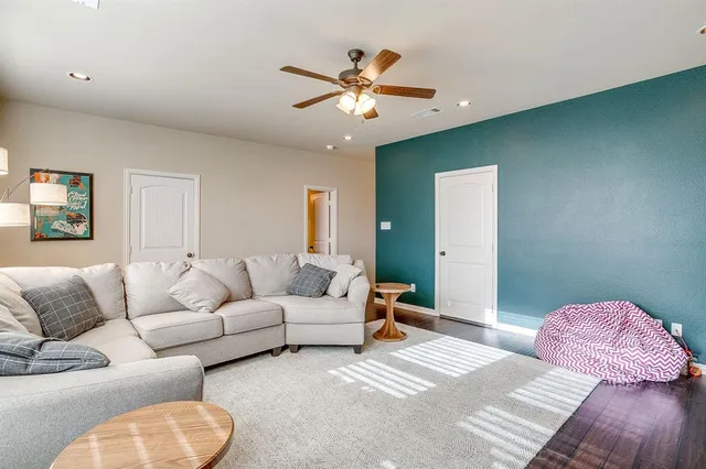 $699,999 | 195 Brook Hollow Lane, Weatherford, TX 76088