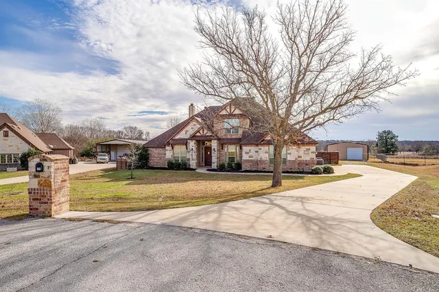 $699,999 | 195 Brook Hollow Lane, Weatherford, TX 76088