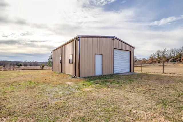 $699,999 | 195 Brook Hollow Lane, Weatherford, TX 76088