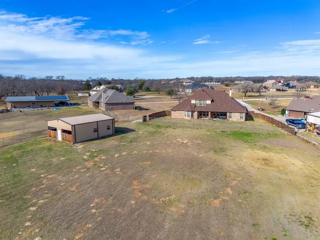 $699,999 | 195 Brook Hollow Lane, Weatherford, TX 76088