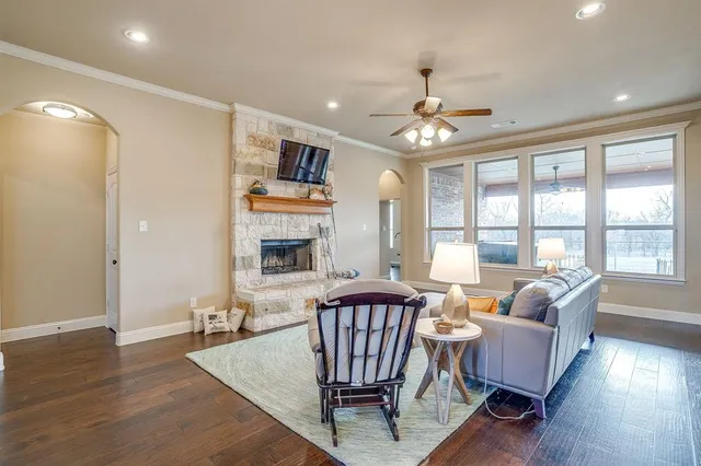 $699,999 | 195 Brook Hollow Lane, Weatherford, TX 76088