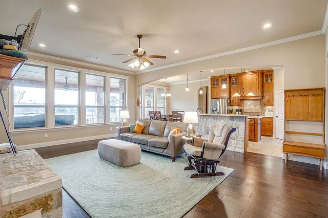 $699,999 | 195 Brook Hollow Lane, Weatherford, TX 76088