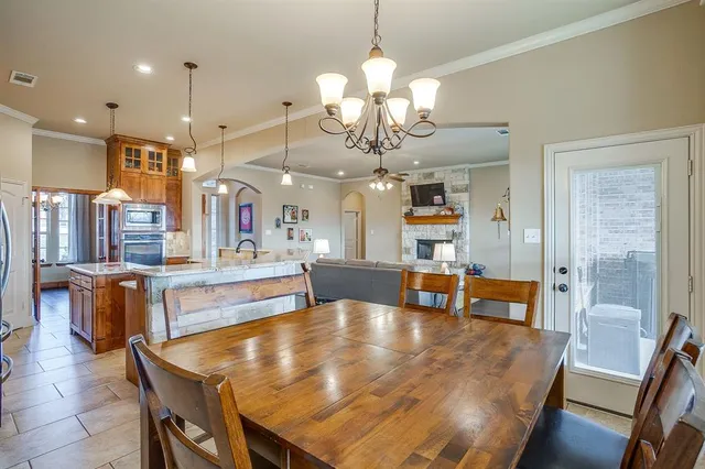 $699,999 | 195 Brook Hollow Lane, Weatherford, TX 76088