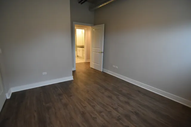 $4,800 | 3833 North Broadway, Unit 301, Chicago, IL 60613