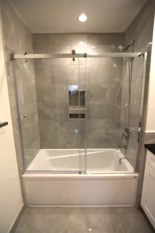 $4,800 | 3833 North Broadway, Unit 301, Chicago, IL 60613