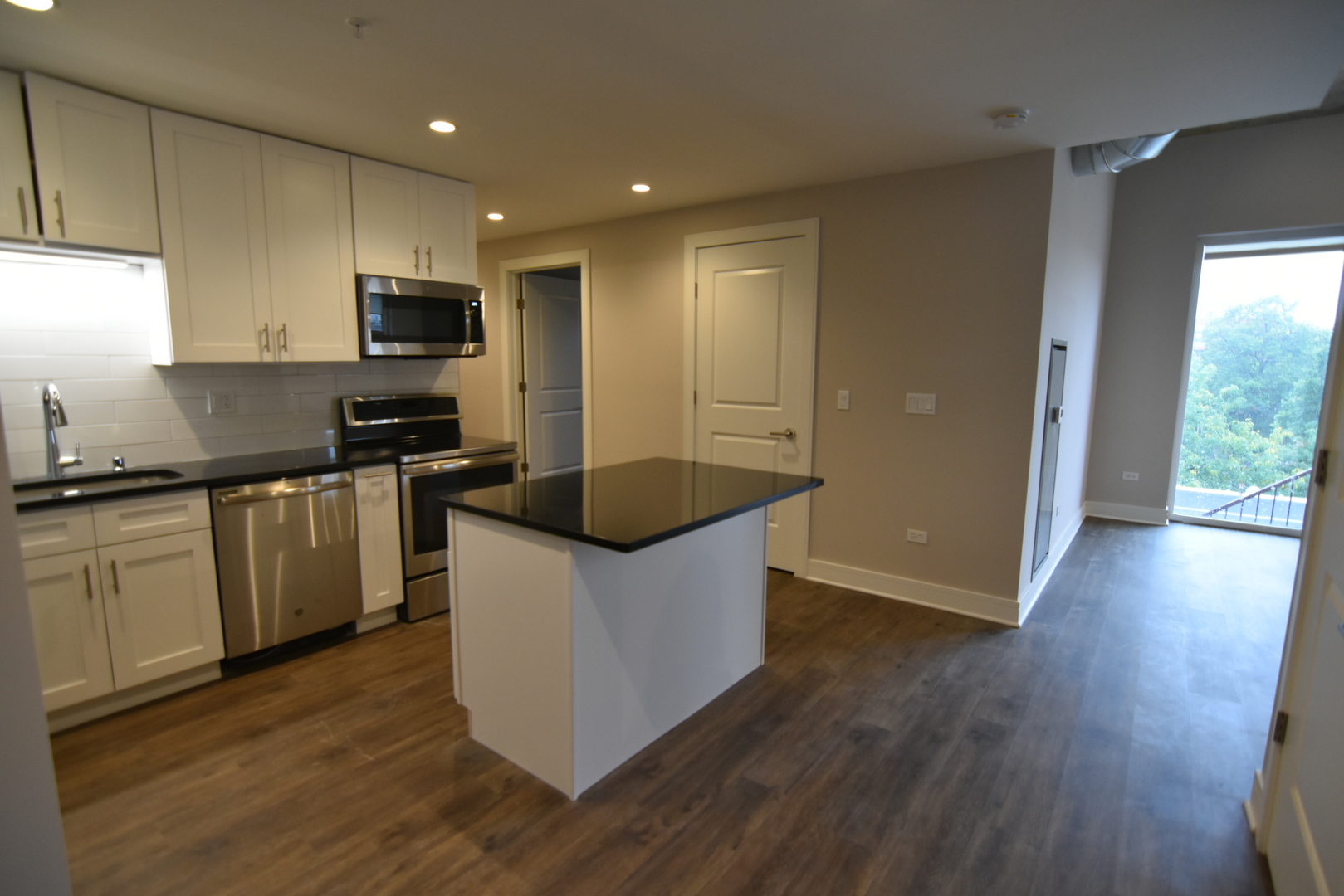 3833 North Broadway, Unit 301 Chicago, IL 60613 - Photo 2 of 18