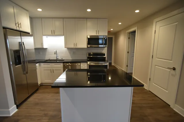 $4,800 | 3833 North Broadway, Unit 301, Chicago, IL 60613