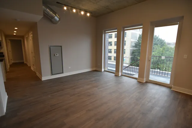 $4,800 | 3833 North Broadway, Unit 301, Chicago, IL 60613