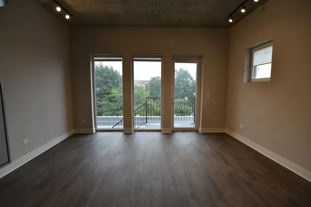 $4,800 | 3833 North Broadway, Unit 301, Chicago, IL 60613