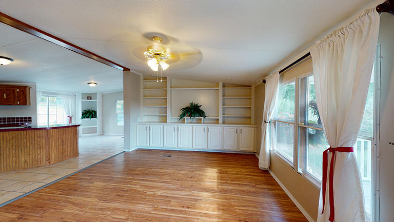 11601 Vonore Road Loudon, TN 37774 - Photo 8 of 25 11601-Vonore-Road-Main-Living-Area