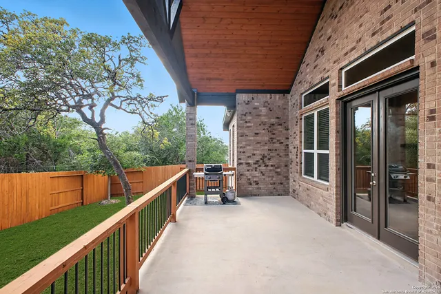 a view of back yard of the house