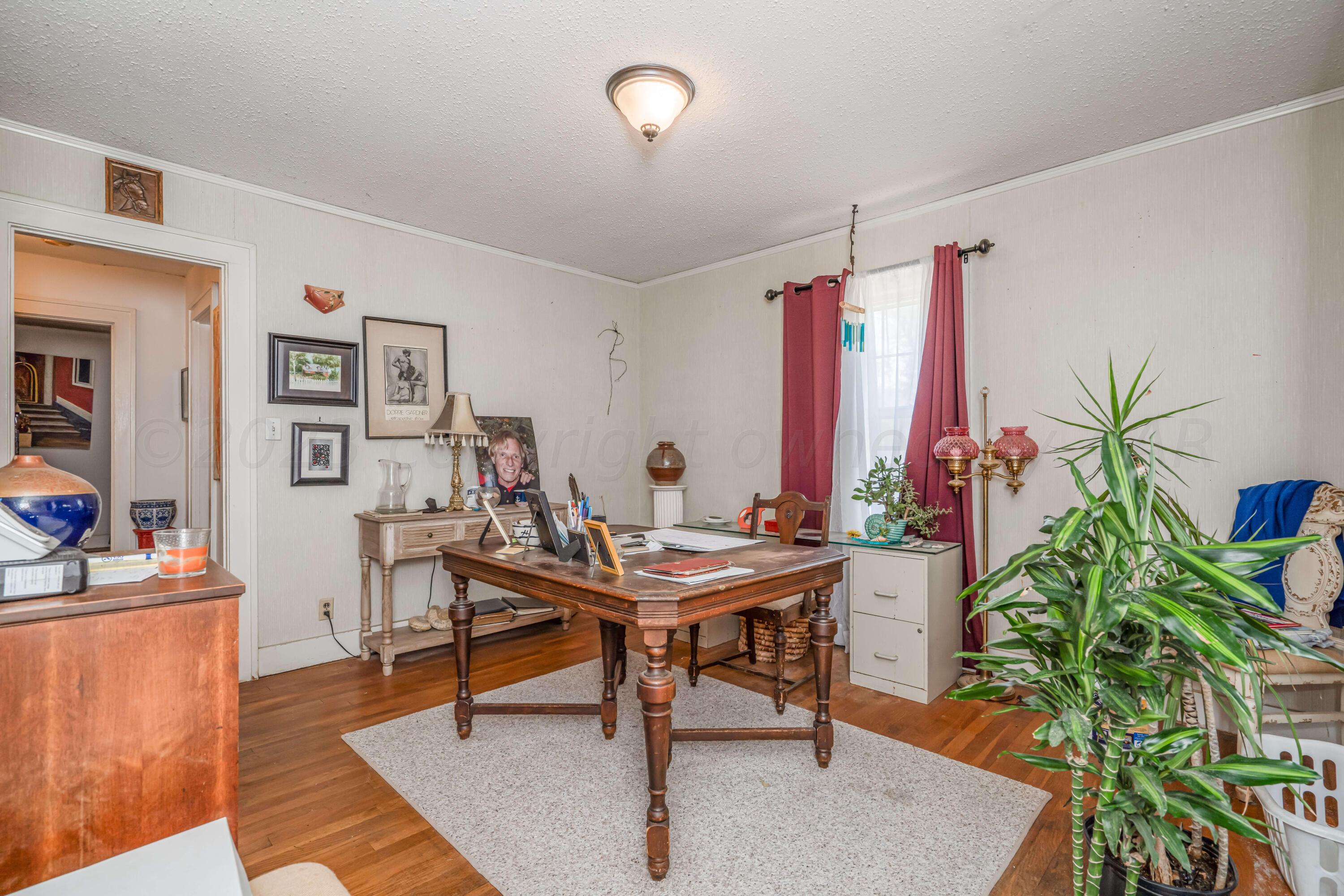4809 Arden Road Amarillo, TX 79110 - Photo 20 of 34 a workspace with furniture and a potted plant
