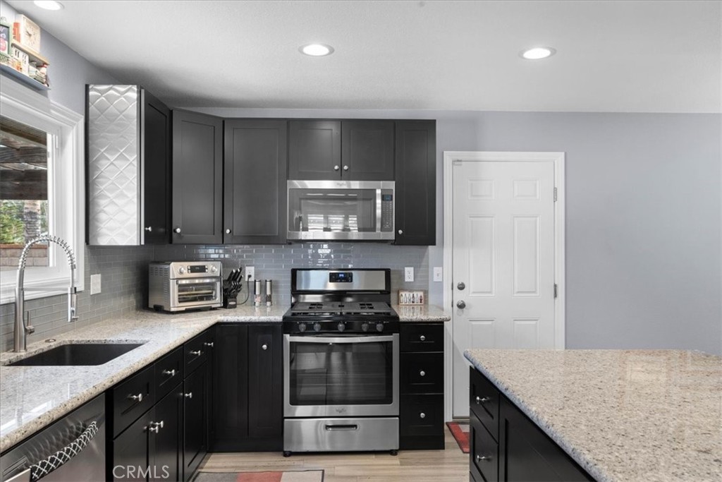 6213 Academy Avenue Riverside, CA 92506 - Photo 11 of 38 Ample Counter Space